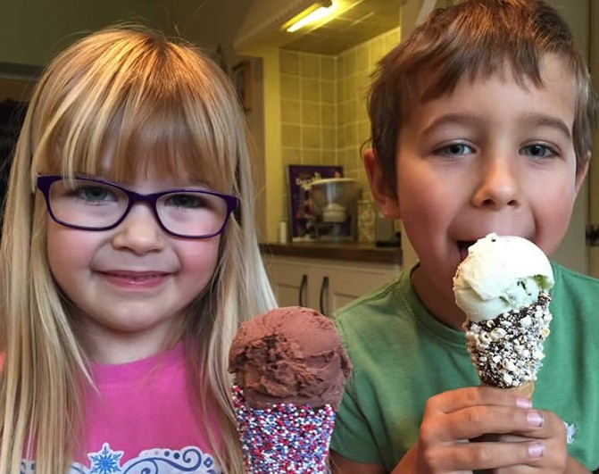 children with ice cream cones